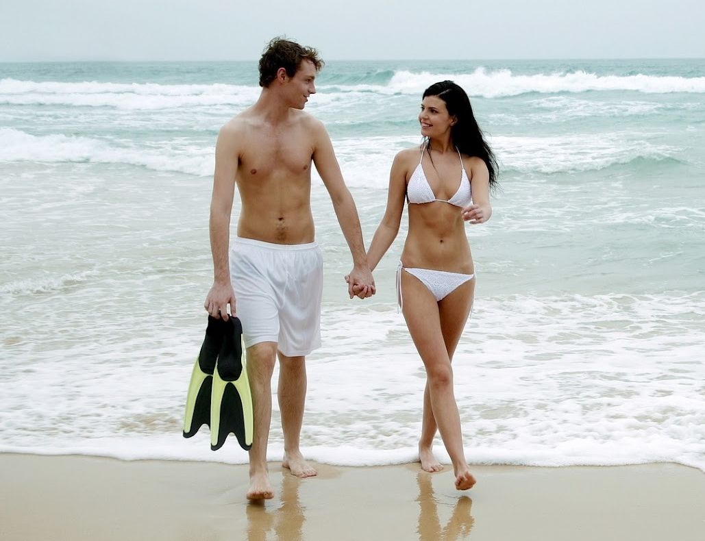 Hot-Couple-Walking-on-Beach-Image-2015