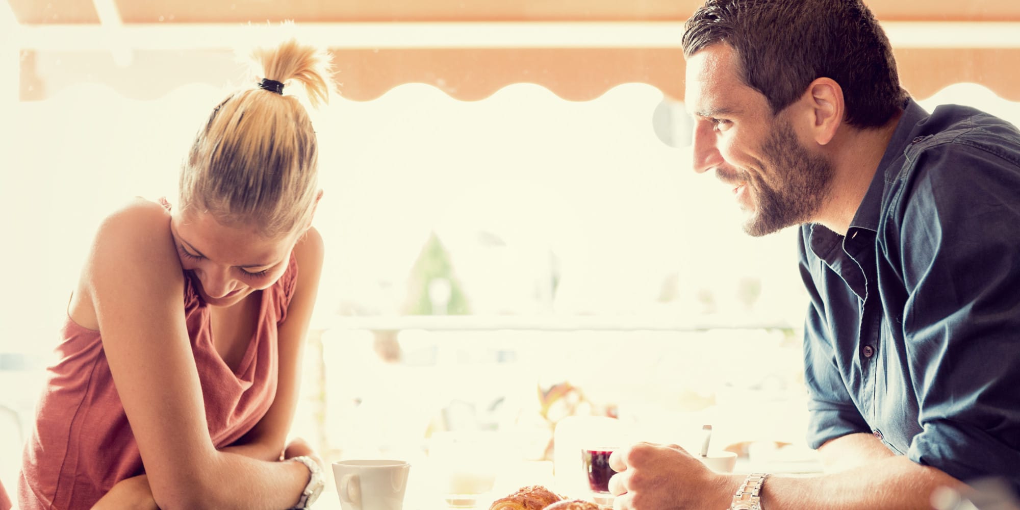 WOMAN-MAN-TALKING-ON-A-DATE