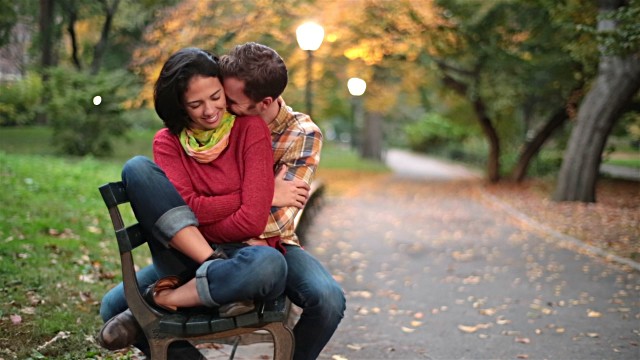 fall dating couple in the park